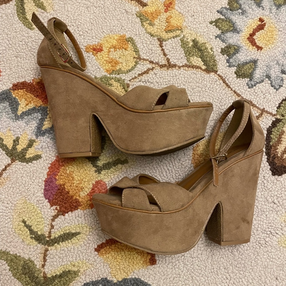 Women’s size 36 (US 6) vegan suede platform sandal Costes brand